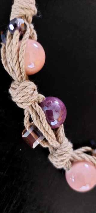 Collana corda beige con perle rosa e viola