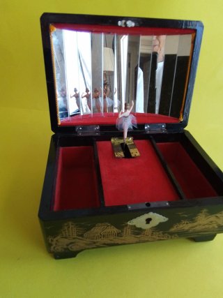 Caja de música bailarina japonesa