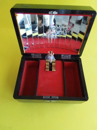 Caja de música bailarina japonesa