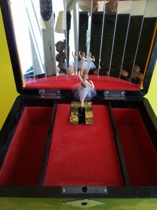 Caja de música bailarina japonesa