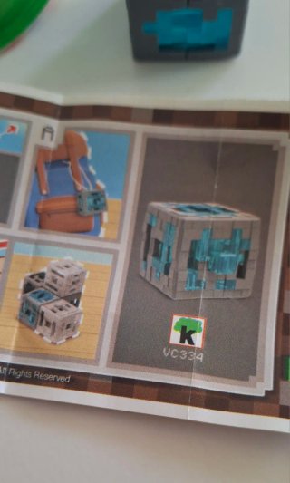 Kinder Joy Minecraft Giocattolo 2026