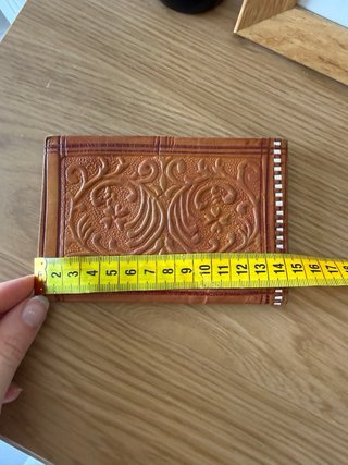 Cartera de piel artesanal con diseño