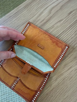 Cartera de piel artesanal con diseño