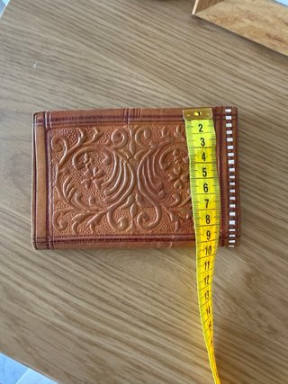 Cartera de piel artesanal con diseño