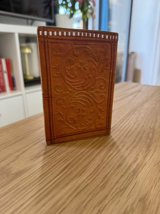 Cartera de piel artesanal con diseño
