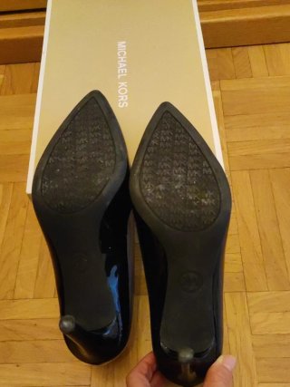 Zapatos de salón Michael Kors negros.