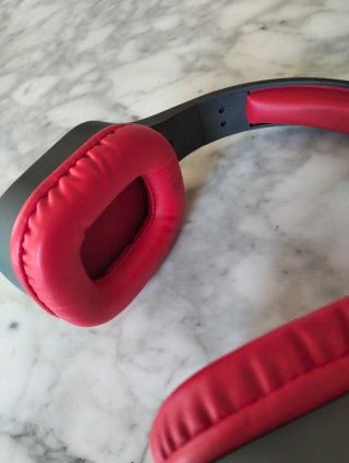 Cascos Inalámbricos Grises y Rojos