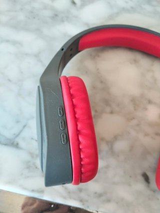 Cascos Inalámbricos Grises y Rojos