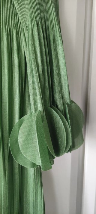 Vestido verde plisado con apliques