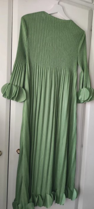 Vestido verde plisado con apliques