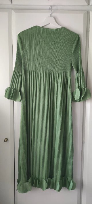 Vestido verde plisado con apliques