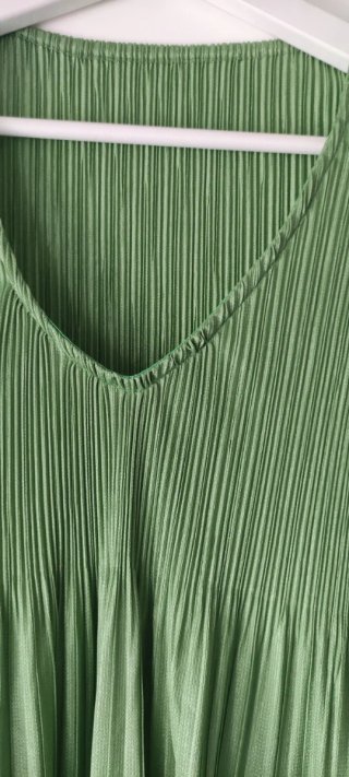 Vestido verde plisado con apliques