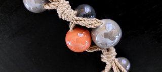 Collana corda e perle grigie arancioni
