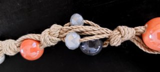 Collana corda e perle grigie arancioni