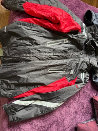 Chaqueta The North Face Negra y Roja