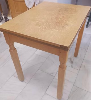 Mesa de madera beige
