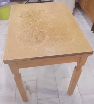 Mesa de madera beige