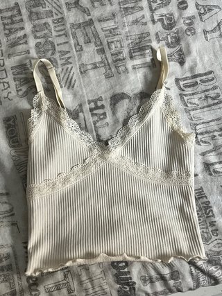 Top H&M blanco con encaje