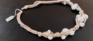 Collana corda e perle beige/bianche