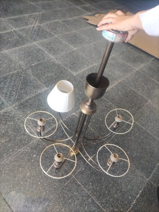 Lámpara de techo dorada y beige