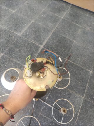 Lámpara de techo dorada y beige