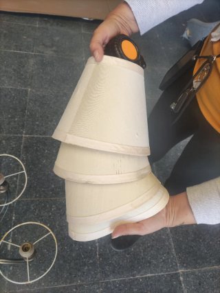 Lámpara de techo dorada y beige