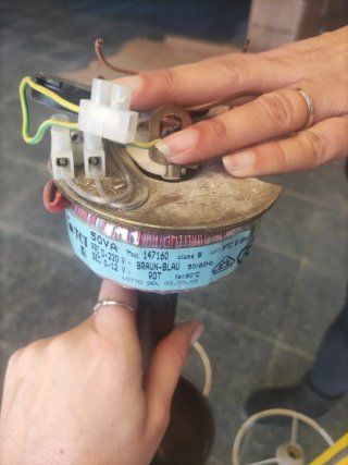 Lámpara de techo dorada y beige