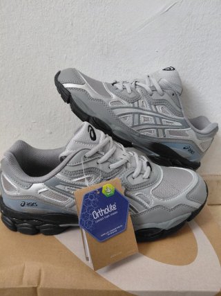 Zapatillas Asics grises y plateadas