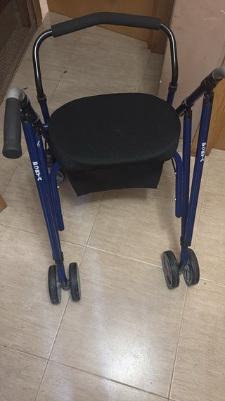 Andador azul con asiento y ruedas