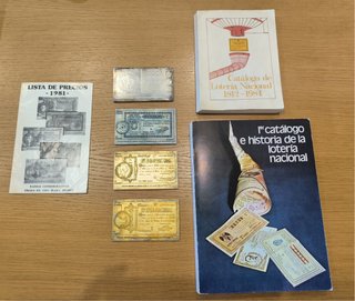 4 Placas Lotería Nacional y 2 Libros Catálogo