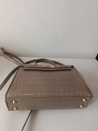 Bolso beige efecto piel cocodrilo