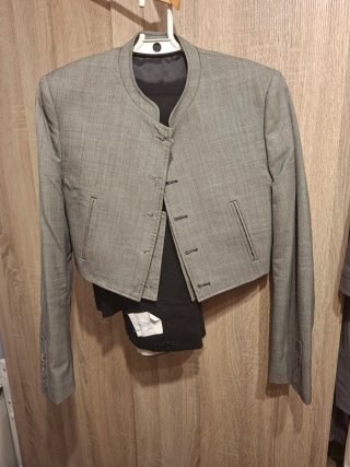 Traje corto gris y negro de ALBERTO SEGURA