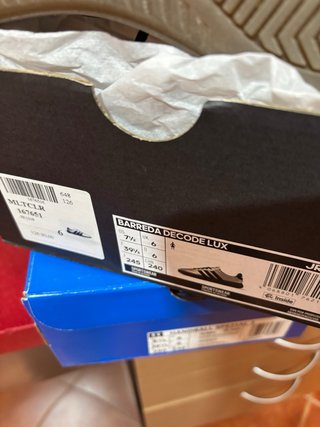 Zapatillas Adidas Doradas y Negras