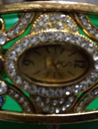 Reloj pulsera dorado con pedrería