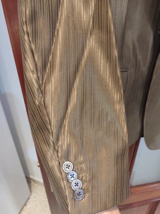 Traje de novio marrón y blanco