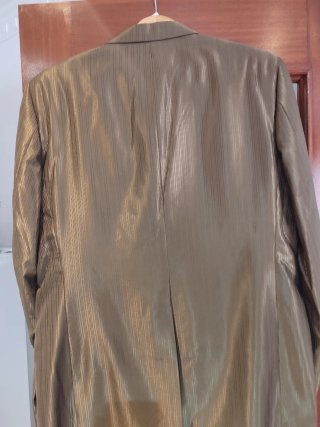 Traje de novio marrón y blanco
