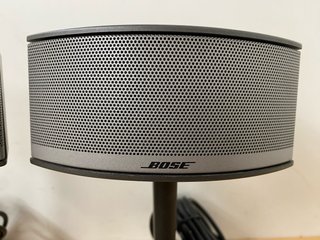 Altavoces Bose con pies