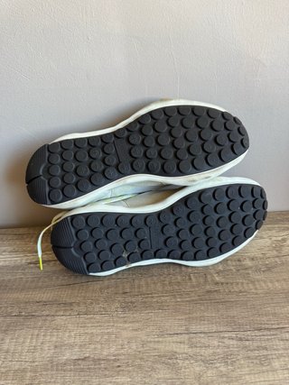 Zapatillas Scalpers Beige y Blancas