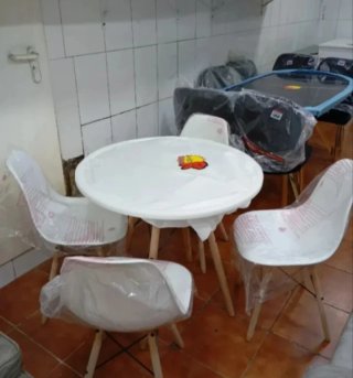 Mesa redonda comedor + 4 sillas blancas