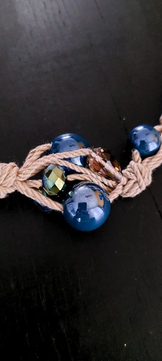 Collana corda e perle verde petrolio e oro.