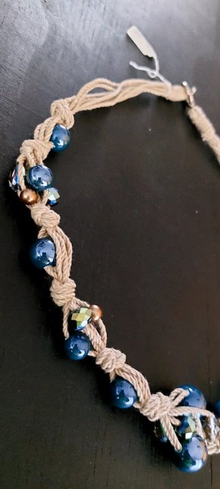 Collana corda e perle verde petrolio e oro.