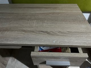 Escritorio de madera con cajón y estantes