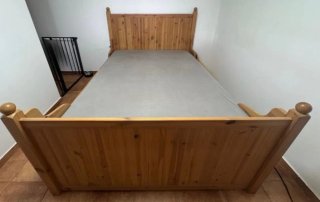 Cama de madera con colchón