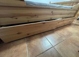 Cama de madera con colchón