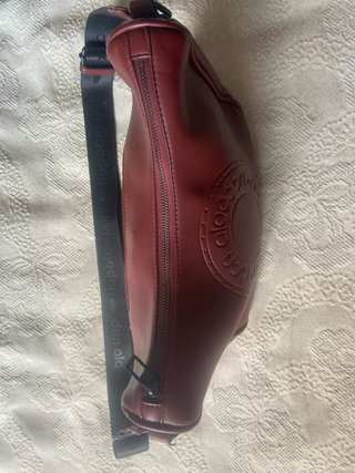 Bolso de piel burdeos