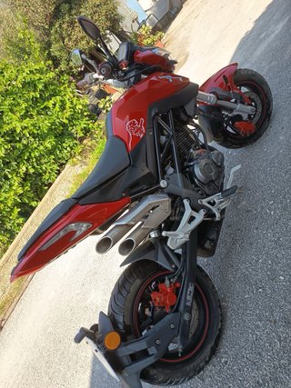 Benelli TNT 125cc Roja y Negra