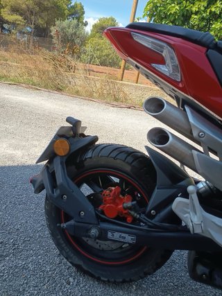 Benelli TNT 125cc Roja y Negra