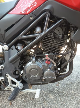 Benelli TNT 125cc Roja y Negra