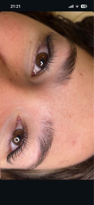 Hago pestañas pelo a pelo y cejas con hilo