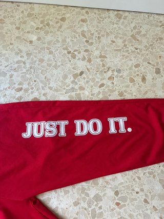 Pantalón deportivo Nike rojo